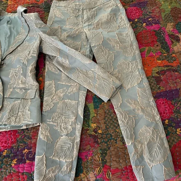 Chic Women's Blue and Cream Colored Pantsuit. Quite beautiful raised baroque. - Picture 10 of 14